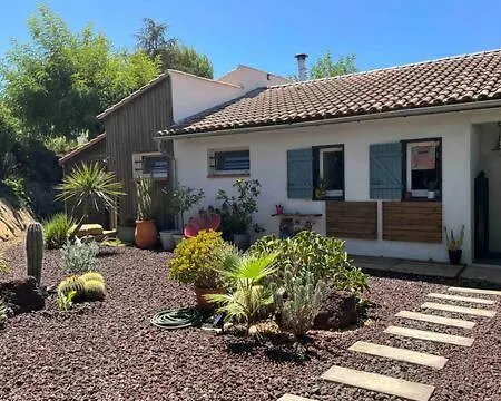 Villa Avec Jardin, Bord De Et Colline